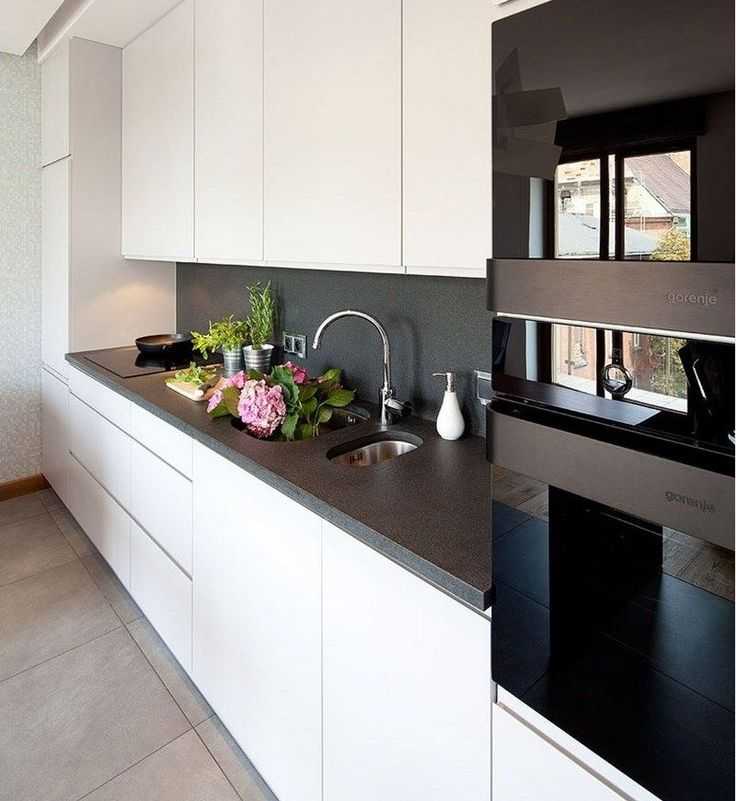 plan de travail cuisine en granit et armoires blanches push open