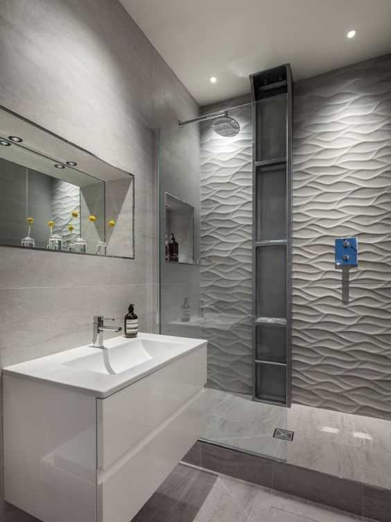 carrelage mural grand format 3D en gris me accent dans la petite salle de bains