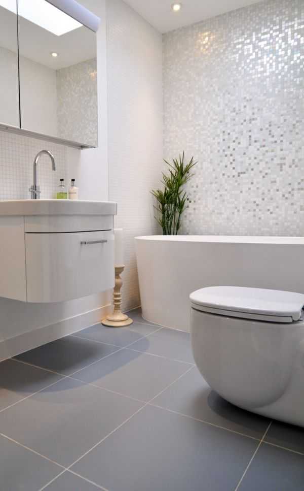 salle de bains grise carrelage mural mosaique en gris et blanc