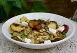 Salade De P¢tes Aux Aubergines Grillées tomates Confites Et Fromage Concept De Recette Salade